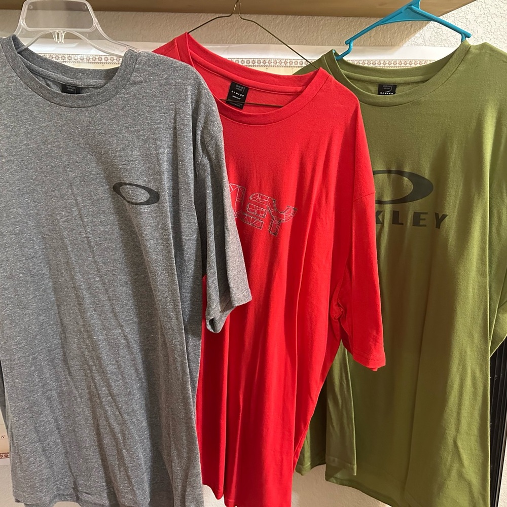 Oakley Gray and Red Short Sleeve Tees